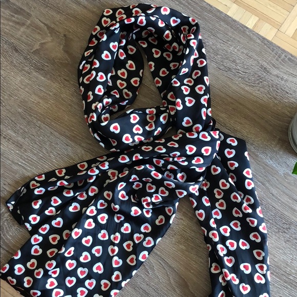 Silky scarf with heart prints - Picture 1 of 2
